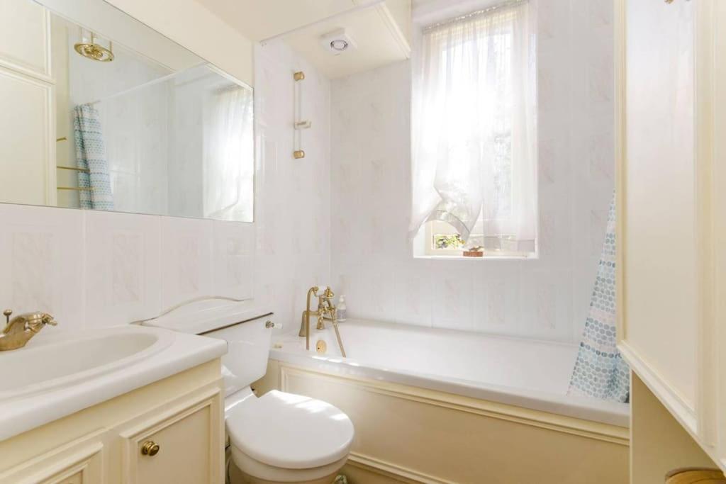 Large 3 Bed Flat In Central Wimbledon London Eksteriør billede
